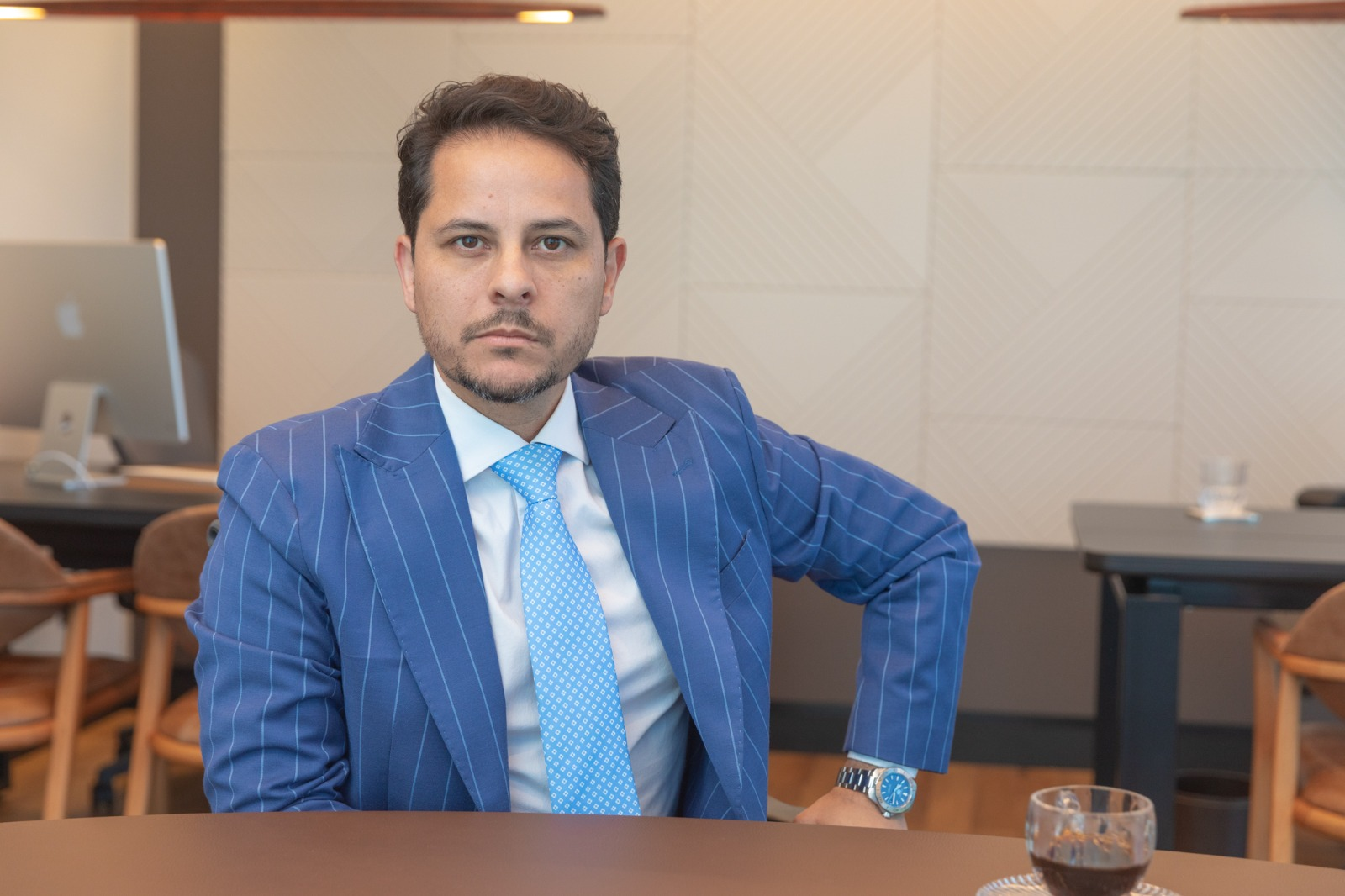 Dr. Eleandro Soares no escritório